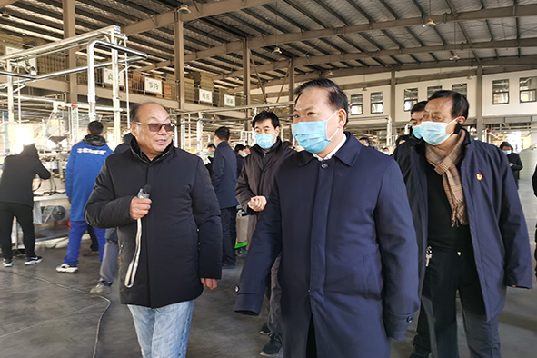 2三門峽市劉南昌書記，率市區(qū)縣負(fù)責(zé)人近100人，蒞臨中威廠區(qū)參觀指導(dǎo)