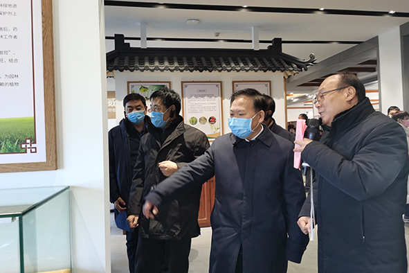 3三門峽市劉南昌書記，率市區(qū)縣負(fù)責(zé)人近100人，蒞臨中威廠區(qū)參觀指導(dǎo)